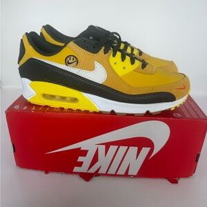 Nike Go The Extra Smile Air Max Size 11.5/11 Mismatched